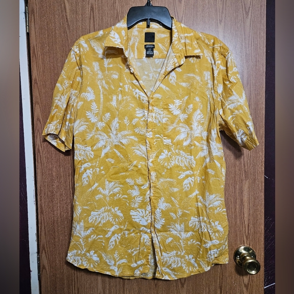 H&M Tropical Beach Vacation Short Sleeve Button Down Mens Shirt Size Medium!